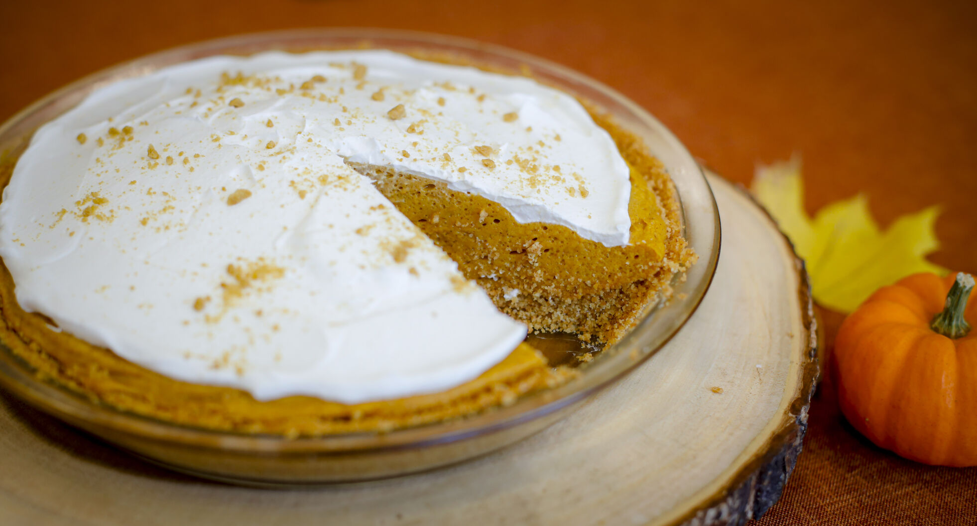 rum pumpkin chiffon pie with slice cut (side)